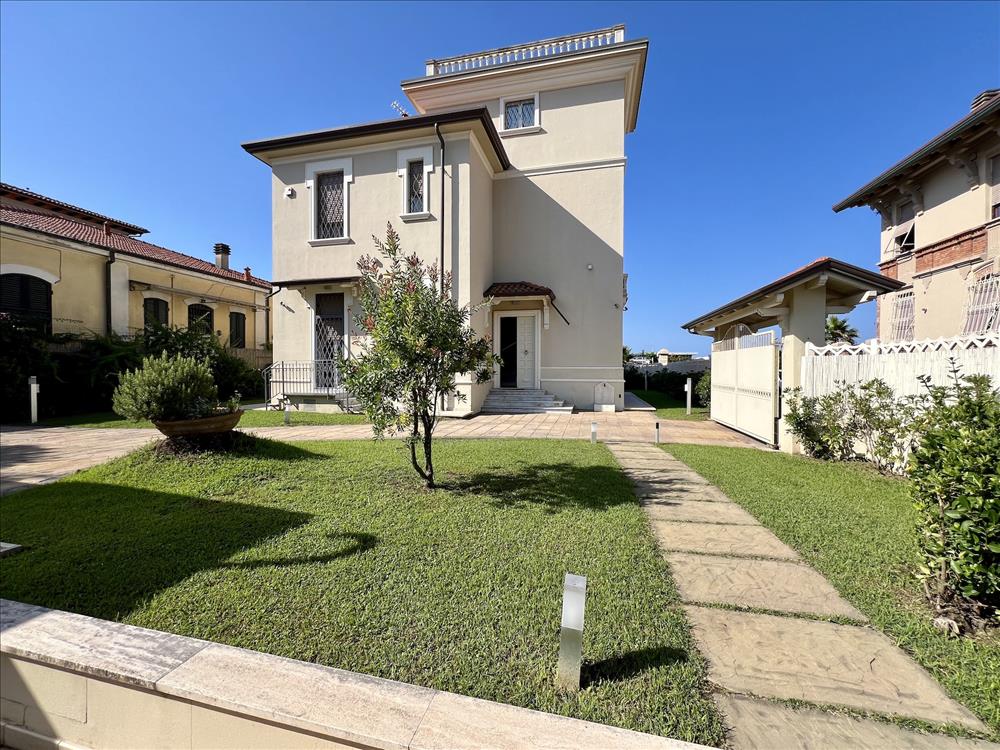 Villa Singola in  Vendita Marina Di Massa